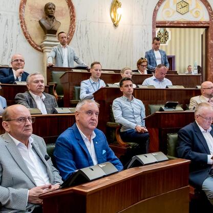 Formalna sesja Sejmiku Województwa Śląskiego, gdzie administracja otrzymała wotum zaufania i absolutorium. (wygenerowano przez AI)