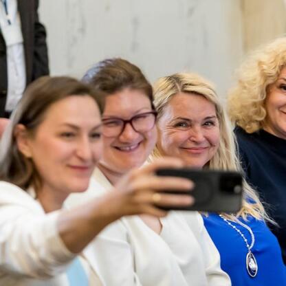 Grupa kobiet robi selfie podczas sesji Sejmiku Województwa Śląskiego. (wygenerowano przez AI)