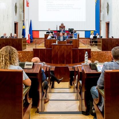 Formalna sesja Sejmiku Województwa Śląskiego w Silesia. (wygenerowano przez AI)