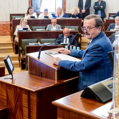 Wizytacja w Sejmiku Województwa Śląskiego, gdzie administracja otrzymuje wotum zaufania i absolutorium. (wygenerowano przez AI)