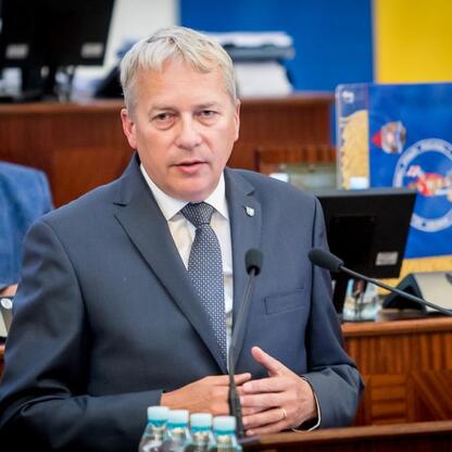 Marszałek Wojciech Saługa przemawia na sesji Sejmiku Województwa Śląskiego. (wygenerowano przez AI)