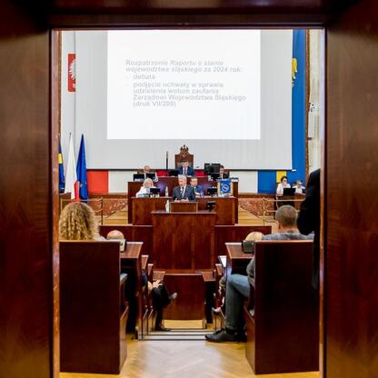 Formalne spotkanie w Silesia, rozmowy o raporcie i uchwały. (wygenerowano przez AI)