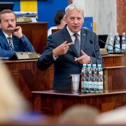 Wojciech Saługa, Marszałek Województwa Śląskiego, prowadzi sesję Sejmiku Województwa Śląskiego. (wygenerowano przez AI)