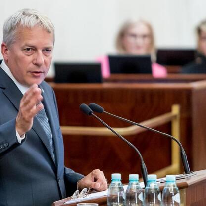 Marszałek Wojciech Saługa przemawia na podium podczas sesji Sejmiku Województwa Śląskiego. (wygenerowano przez AI)