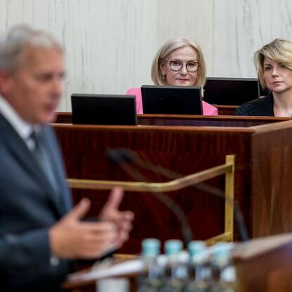 Wojciech Saługa, Marszałek Województwa Śląskiego, prowadzi spotkanie w sądzie, omawiając budżet i politykę regionu. (wygenerowano przez AI)