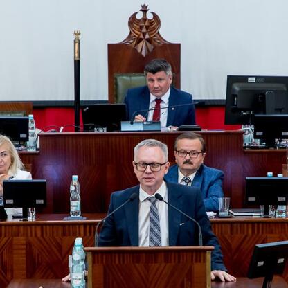 Formalna sesja Sejmiku Województwa Śląskiego, gdzie administracja otrzymała wotum zaufania i absolutorium. (wygenerowano przez AI)