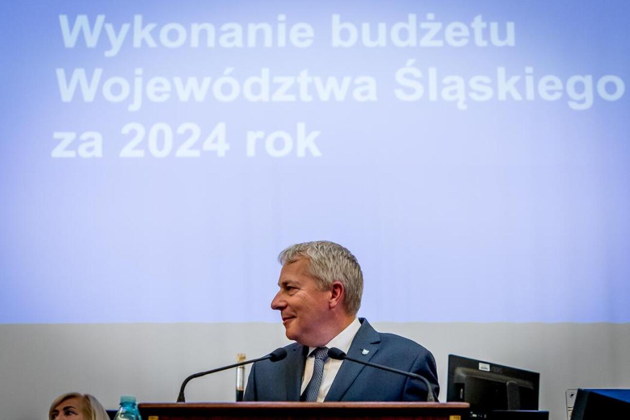 Formalna sesja Sejmiku Województwa Śląskiego, gdzie dyskutowane są finanse i administracja regionu. (wygenerowano przez AI)