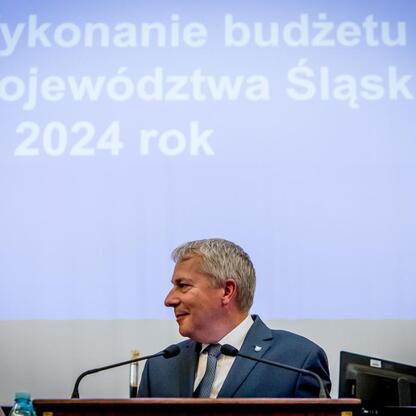 Marszałek Wojciech Saługa przemawia na podium podczas prezentacji budżetu Województwa Śląskiego za 2024 rok. (wygenerowano przez AI)