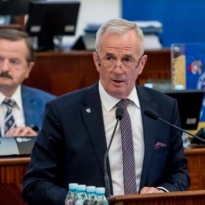 Województwo Śląskie: Sesja Sejmiku Województwa Śląskiego, podkreślenie zaufania i budżetu. (wygenerowano przez AI)