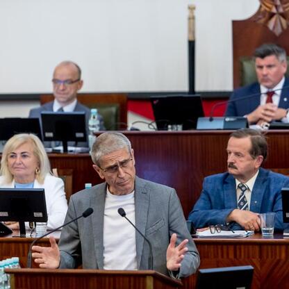 Formalna sesja Sejmiku Województwa Śląskiego z wotum zaufania i absolutorium. (wygenerowano przez AI)