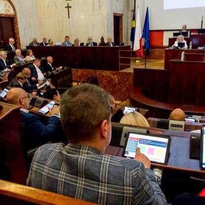 Formalna sesja Sejmiku Województwa Śląskiego, gdzie zapewniono zaufanie i aprobatę dla administracji wojewódzkiej. (wygenerowano przez AI)
