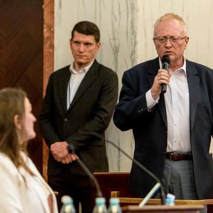 Formalna sesja Sejmiku Województwa Śląskiego, gdzie dyskutowane są finanse i administracja regionu. (wygenerowano przez AI)