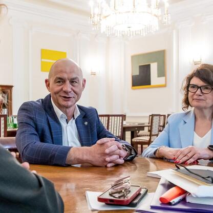 Formalne spotkanie w muzeum w Zabrzu, omawiające potencjał wpisu do UNESCO. (wygenerowano przez AI)