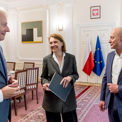 Wojciech Saługa, Marszałek Województwa Śląskiego, Hanna Wróblewska, Minister Kultury i Dziedzictwa Narodowego, dyskutują o wpisie Muzeum Górnictwa Węglowego na listę UNESCO. (wygenerowano przez AI)