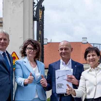Zabrze, 2023.03.15. Marszałek Wojciech Saługa i delegacja podczas składania wniosku o wpisanie Muzeum Górnictwa Węglowego do UNESCO. (wygenerowano przez AI)