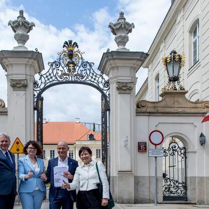 Zwiedzanie Muzeum Górnictwa Węglowego w Zabrzu, wspierane przez Wojciecha Saługi, dyrektora Bartłomieja Szewczyka i Ewy Weber, zakończone sukcesem. (wygenerowano przez AI)
