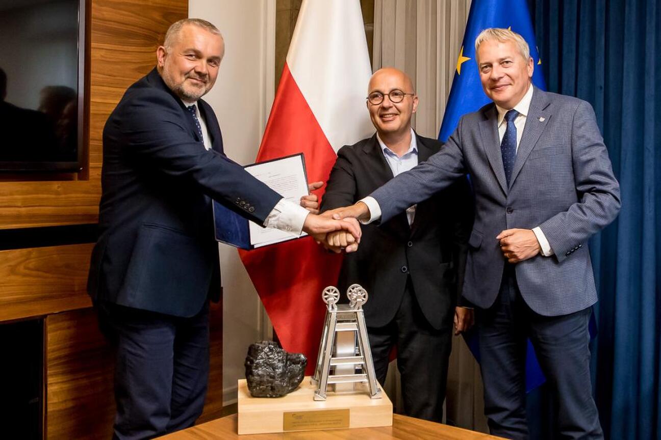 Marszałek Wojciech Saługa koordynuje nowe inwestycje w Południowym Koncernie Węglowym. (wygenerowano przez AI)