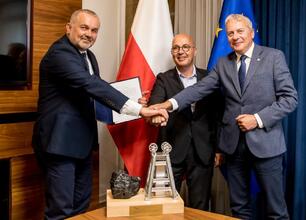 Marszałek Wojciech Saługa koordynuje nowe inwestycje w Południowym Koncernie Węglowym. (wygenerowano przez AI)