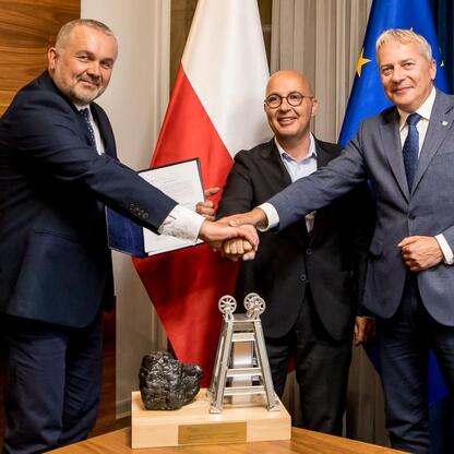 Marszałek Wojciech Saługa koordynuje ceremonię zatwierdzenia inwestycji w Południowym Koncernie Węglowym S.A. (wygenerowano przez AI)