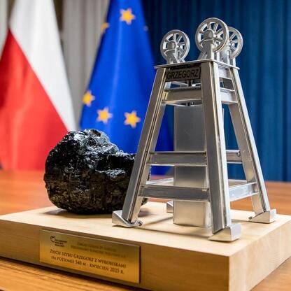Kompletny zbiór węgla Grzegorz w Jaworznie, upamiętniający sukces w energetyce. (wygenerowano przez AI)