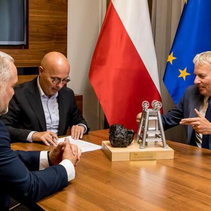 Marszałek Wojciech Saługa koordynuje spotkanie z inwestorami, podkreśla znaczenie nowych inwestycji w Południowym Koncernie Węglowym S.A. (wygenerowano przez AI)