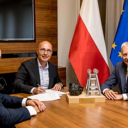 Wojciech Saługa, Marszałek Województwa Śląskiego, podpisuje dokument na konferencji w Południowym Koncernie Węglowym S.A. (wygenerowano przez AI)