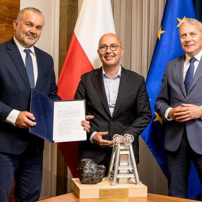 Marszałek Wojciech Saługa koordynuje nowe inwestycje w Południowym Koncernie Węglowym. (wygenerowano przez AI)