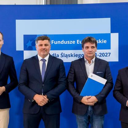 Wicemarszałek Grzegorz Boski i jego współpracownicy prezentują listy gratulacyjne dla beneficjentów projektów energetycznych województwa śląskiego. (wygenerowano przez AI)