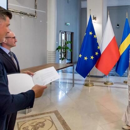 Wicemarszałek Grzegorz Boski wręcza listy gratulacyjne beneficjentom projektów energetycznych województwa śląskiego. (wygenerowano przez AI)