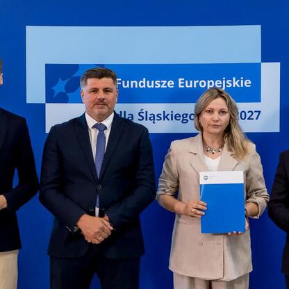 Grzegorz Boski, wicemarszałek Województwa Śląskiego, wraz z kolegami prezentuje listy beneficjentów projektów energetycznych w ramach Funduszy Europejskich dla Śląska 2021-2027. (wygenerowano przez AI)
