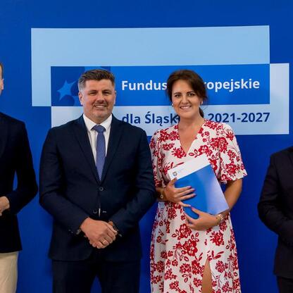 Wicemarszałek Grzegorz Boski i jego współpracownicy wręczają listy gratulacyjne beneficjentom projektów energetycznych w ramach Funduszy Europejskich dla Śląska 2021-2027. (wygenerowano przez AI)