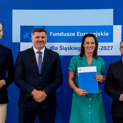 Wicemarszałek Grzegorz Boski i jego współpracownicy uczestniczą w ceremonii wręczenia listów gratulacyjnych beneficjentom projektów związanych z funduszami europejskimi dla Śląska. (wygenerowano przez AI)