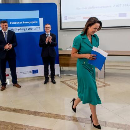 Wicemarszałek Grzegorz Boski wręcza listy gratulacyjne beneficjentom projektów energetycznych w Silesia 2021-2027. (wygenerowano przez AI)