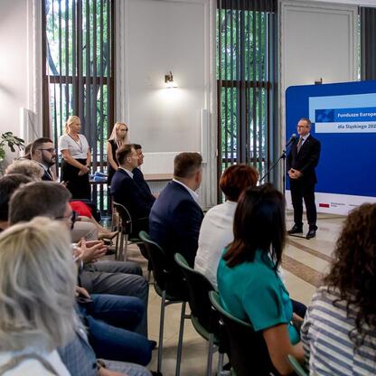 Wicemarszałek Grzegorz Boski przemawia na podium podczas konferencji o Funduszach Europejskich dla Śląska 2021-2027. (wygenerowano przez AI)