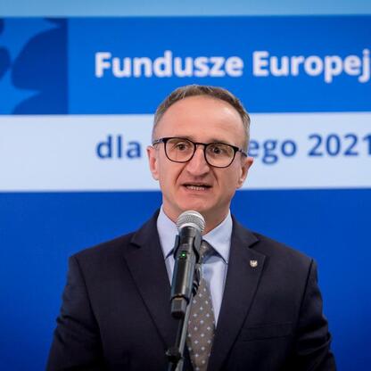 Wicemarszałek Województwa Śląskiego Grzegorz Boski przemawia na podium podczas konferencji o funduszach europejskich dla Śląska 2021-2027. (wygenerowano przez AI)