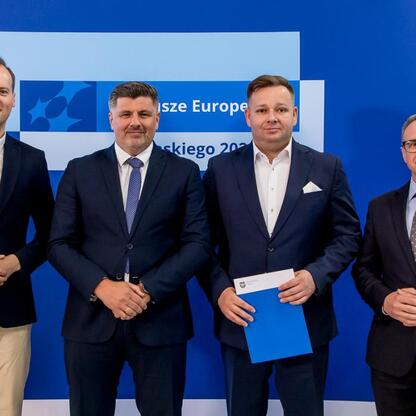 Wicemarszałek Grzegorz Boski i jego współpracownicy prezentują certyfikaty beneficjentom projektów europejskich na Śląsku. (wygenerowano przez AI)