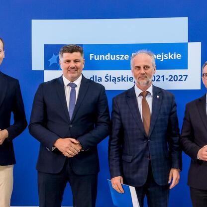 Wicemarszałek Grzegorz Boski i jego współpracownicy prezentują listy grantów dla projektów z Europejskich Funduszy dla Śląska 2021-2027. (wygenerowano przez AI)