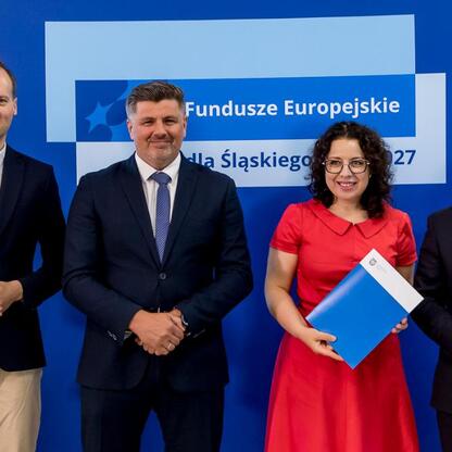 Wicemarszałek Grzegorz Boski i jego współpracownicy przedstawiają projekty dofinansowane z Europejskich Funduszy dla Śląska 2021-2027. (wygenerowano przez AI)