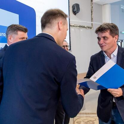 Wicemarszałek Grzegorz Boski wręcza gratulacje beneficjentom projektów energetycznych w Województwie Śląskim. (wygenerowano przez AI)