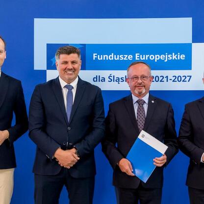 Wicemarszałek Grzegorz Boski i jego współpracownicy prezentują beneficjentom listy gratulacyjne w ramach projektu Fundusze Europejskie dla Śląska 2021-2027. (wygenerowano przez AI)