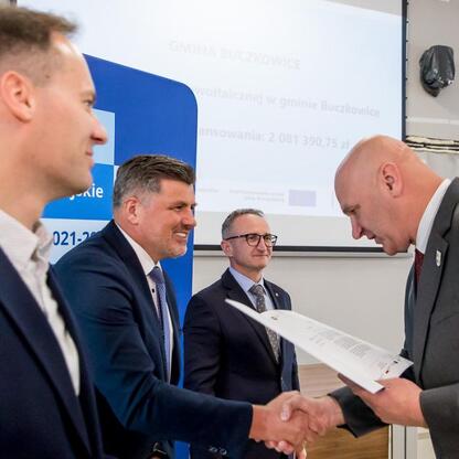 Grzegorz Boski, Wicemarszałek Województwa Śląskiego, wręcza gratulacje beneficjentom projektów energetycznych. (wygenerowano przez AI)
