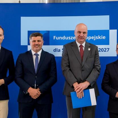 Grzegorz Boski, wicemarszałek Województwa Śląskiego, wraz z kolegami prezentuje projekt Funduszy Europejskich dla Śląska 2027. (wygenerowano przez AI)