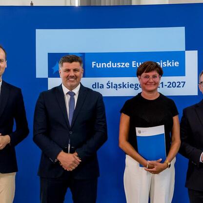 Grzegorz Boski, wicemarszałek Województwa Śląskiego, prezentuje program Funduszy Europejskich dla Śląska 2021-2027. (wygenerowano przez AI)