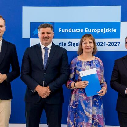 Wicemarszałek Grzegorz Boski wręcza listy gratulacyjne beneficjentom konkursów związanych z rozwojem energetyki i efektywnością budynków użyteczności publicznej w ramach Funduszy Europejskich dla Śląs (wygenerowano przez AI)