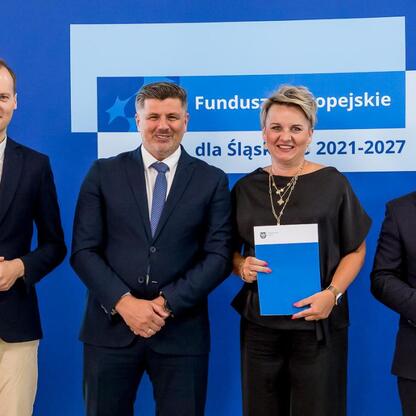 Wicemarszałek Grzegorz Boski i uczestnicy na ceremonii wręczenia listów gratulacyjnych w ramach Funduszy Europejskich dla Śląska 2021-2027. (wygenerowano przez AI)