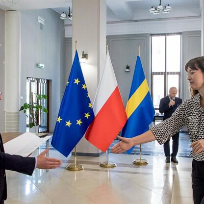Grzegorz Boski, wicemarszałek Województwa Śląskiego, wręcza listy gratulacyjne beneficjentom projektów energetycznych finansowanych z Europejskich Funduszy. (wygenerowano przez AI)