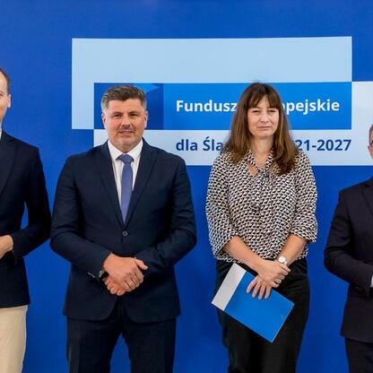 Wicemarszałek Grzegorz Boski i jego współpracownicy prezentują projekty finansowane z Europejskiego Funduszu dla Śląska 2021-2027. (wygenerowano przez AI)