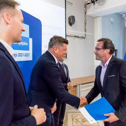 Oficjalna ceremonia wręczenia gratulacji województwu śląskiemu w ramach projektu Funduszy Europejskich. (wygenerowano przez AI)