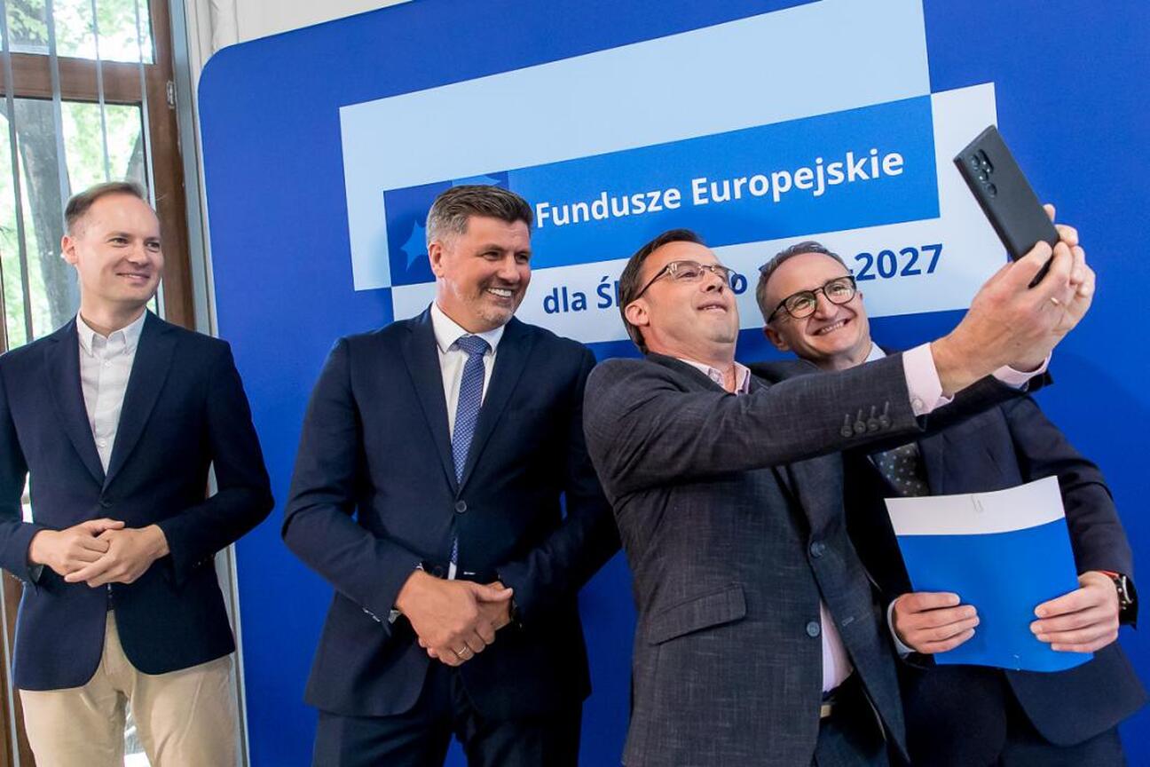 Wicemarszałek Grzegorz Boski wręcza listy gratulacyjne beneficjentom projektów energetycznych województwa śląskiego. (wygenerowano przez AI)