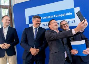 Wicemarszałek Grzegorz Boski wręcza listy gratulacyjne beneficjentom projektów energetycznych województwa śląskiego. (wygenerowano przez AI)